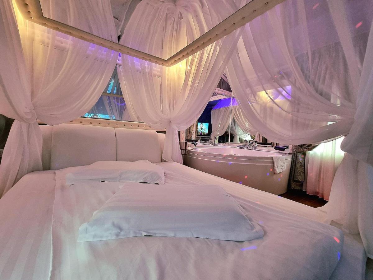 Anadi Hotel Boutique Only Adult Brasov Bagian luar foto