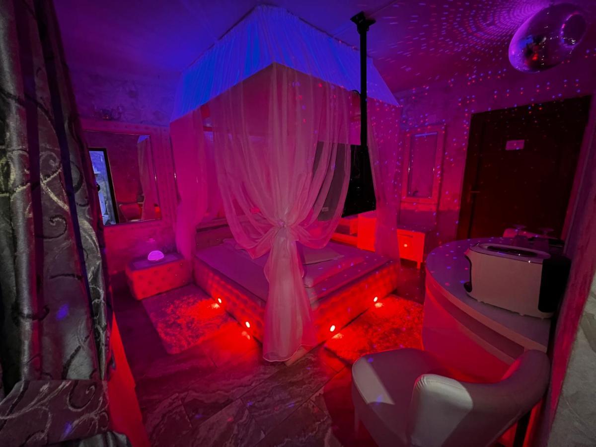 Anadi Hotel Boutique Only Adult Brasov Bagian luar foto